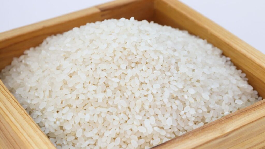 El arroz blanco es un alimento blandito que puede ayudar a firmar las heces y a calmar el tracto digestivo.