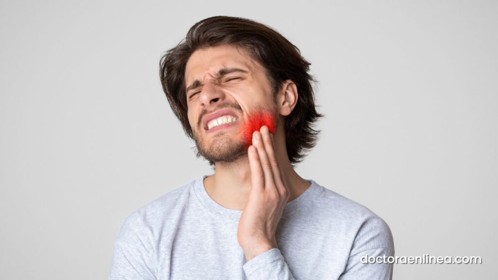 os problemas de la articulación temporomandibular (ATM), que conecta la mandíbula con el cráneo, pueden causar dolor que se irradia al oído.