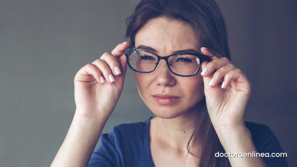 Los problemas de visión, como la fatiga ocular, pueden ser causas del dolor de cabeza, especialmente si pasas mucho tiempo frente a pantallas o necesitas gafas.