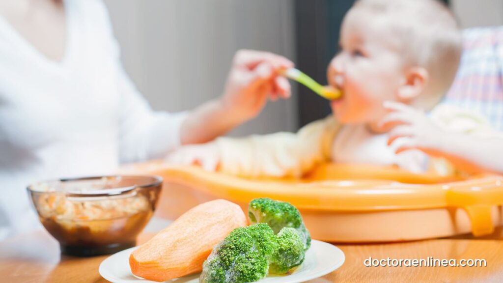 Durante una fiebre, ofrecer alimentos suaves y fáciles de digerir es una parte importante de los remedios para curar la fiebre en bebés.