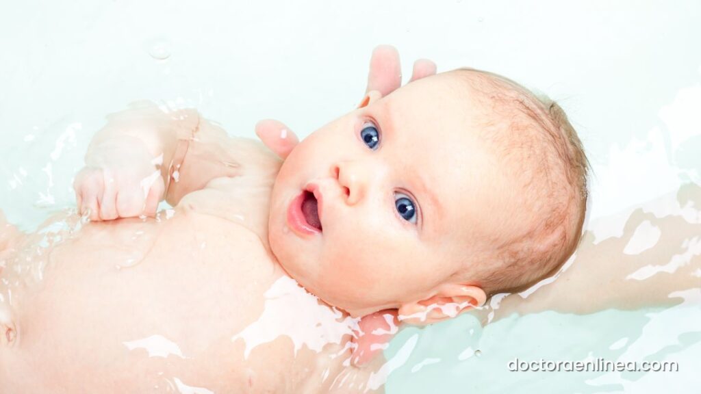 Uno de los remedios para curar la fiebre en bebés más recomendados es el baño tibio. 