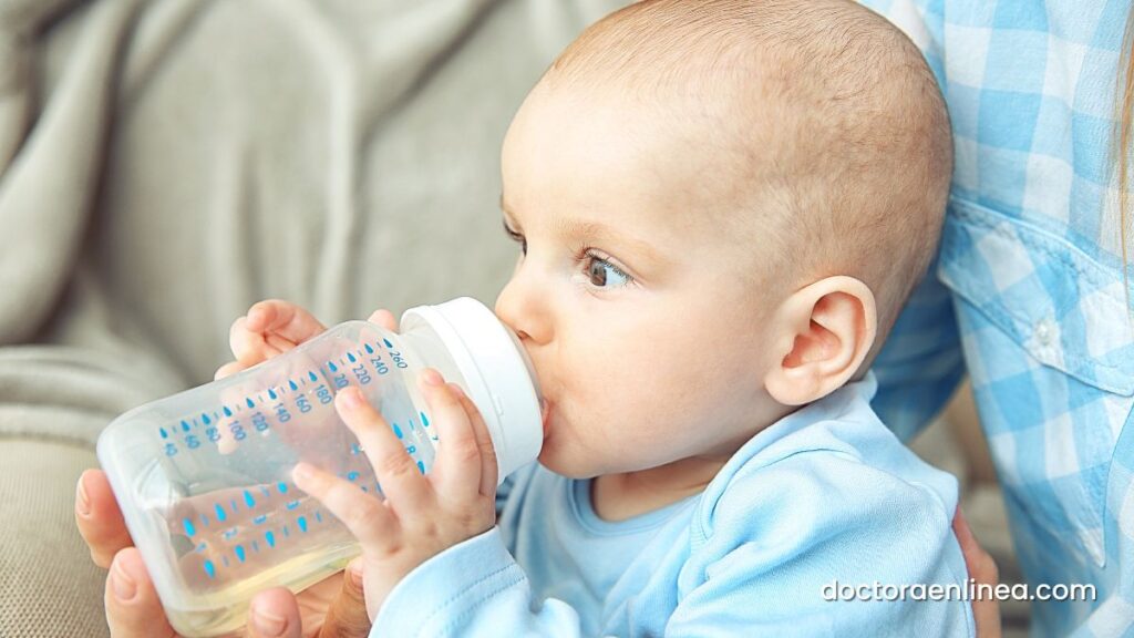 La hidratación es uno de los pilares en los remedios para curar la fiebre en bebés. 